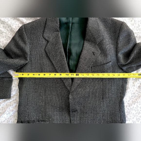 Suave French YSL 100% wool Blazer, size 44R. - Picture 7 of 11